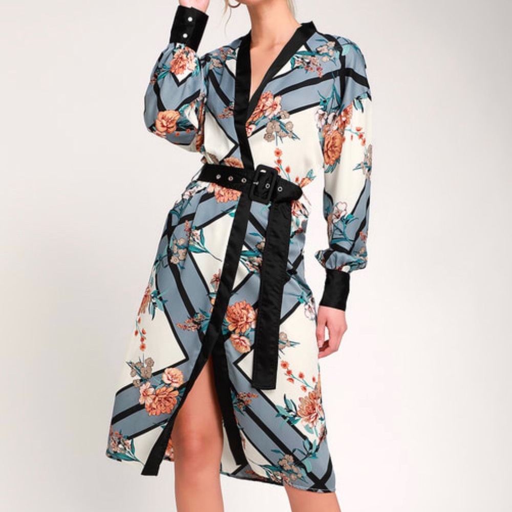 Lulus wrap/robe dress new with tags! Size small.